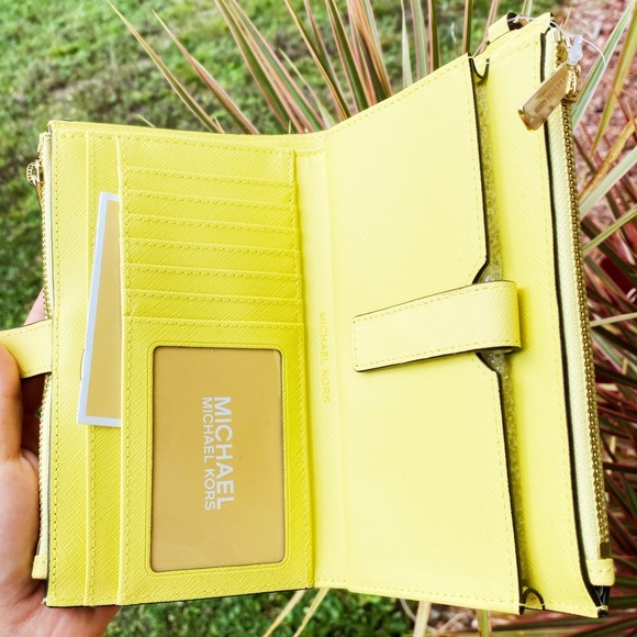 SALE‼️‼️ Michael Kors Phone Wristlet - Picture 2 of 8